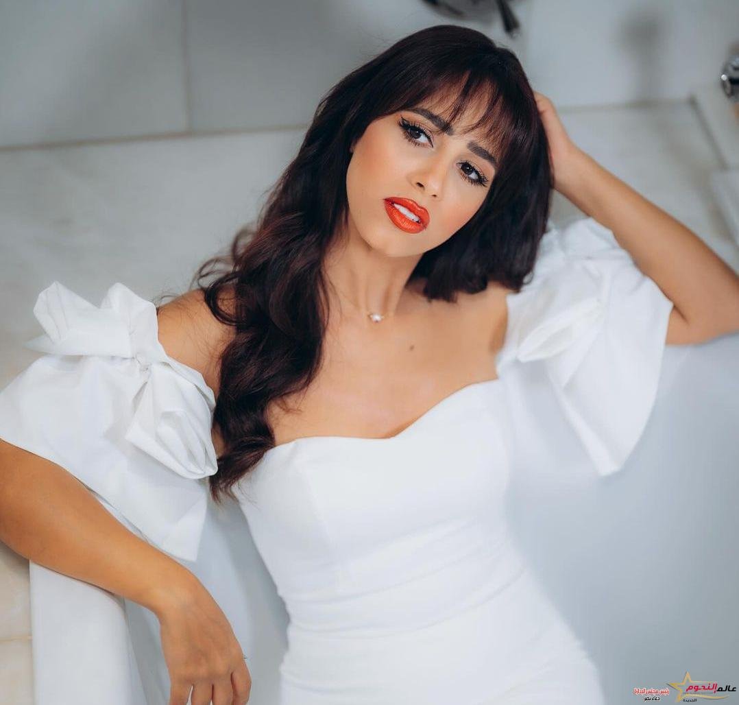 بفستان أبيض.. رنا سماحة تعلق "الفنان حر"