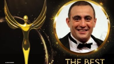 احمد السقا يهدي جائزته عن فيلم "السرب" للفنانة ناهد رشدي