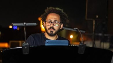 بالصور.. جورج قلته يطلق أغنية "جراند وورلد" في سفح الأهرامات 
