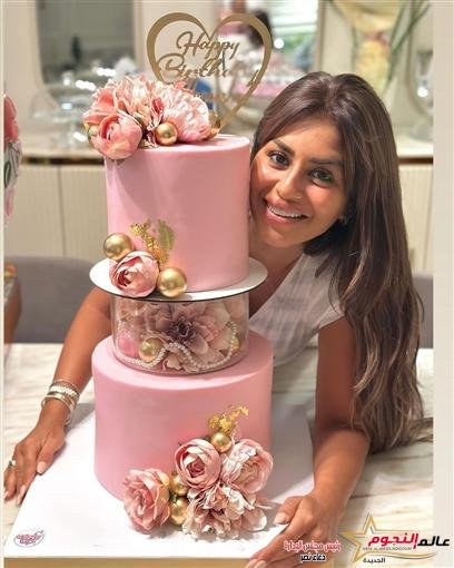 منة فضالي تحتفل بعيد ميلادها بحضور ريم البارودي ونرمين الفقي