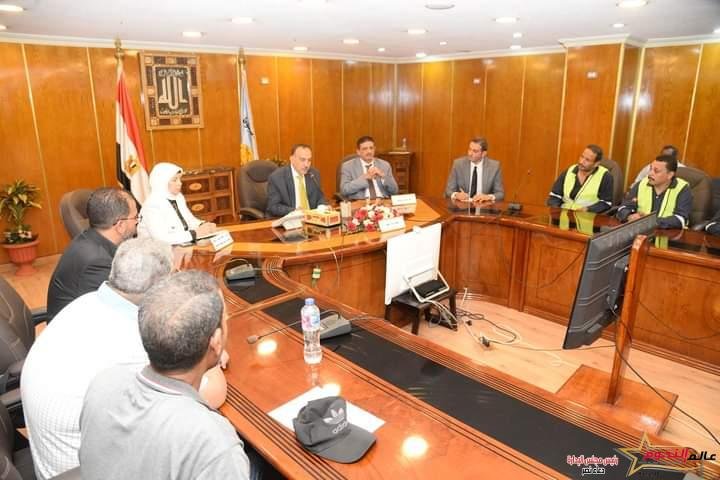 محافظ أسيوط يلتقي بالعاملين بشركة أسيوط للسيارات لتطوير منظومة العمل 1 محافظ أسيوط يلتقي بالعاملين بشركة أسيوط للسيارات لتطوير منظومة العمل