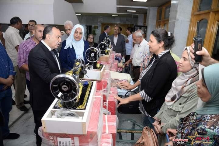 محافظ أسيوط يوزع 44 ماكينة خياطة وأتواب قماش على الوحدات المحلية لتدريب الفتيات والسيدات المعيلات وجعلهن طاقات منتجة