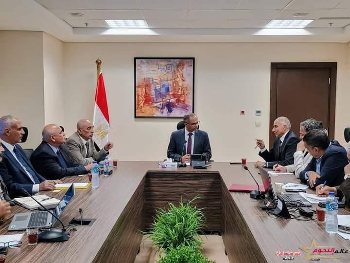 نائب وزير الإسكان يعقد اجتماعاً موسعاً لمتابعة موقف التطور العمراني والمرافق والطرق بتوسعات مدينة الشيخ زايد 2 نائب وزير الإسكان يعقد اجتماعاً موسعاً لمتابعة موقف التطور العمراني والمرافق والطرق بتوسعات مدينة الشيخ زايد