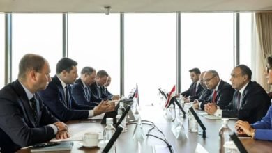 وزير الخارجية يجتمع مع وزير الصناعة والتجارة الروسي