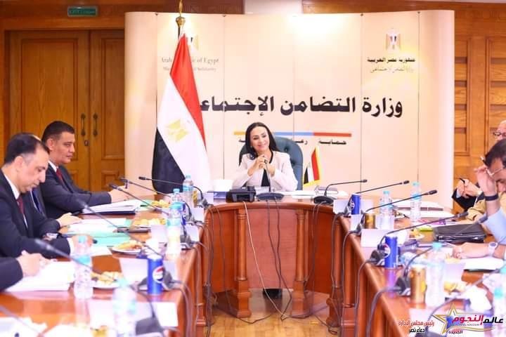 وزيرة التضامن الاجتماعي تترأس اجتماع مجلس أمناء المؤسسة القومية لتنمية الأسرة والمجتمع 2 وزيرة التضامن الاجتماعي تترأس اجتماع مجلس أمناء المؤسسة القومية لتنمية الأسرة والمجتمع