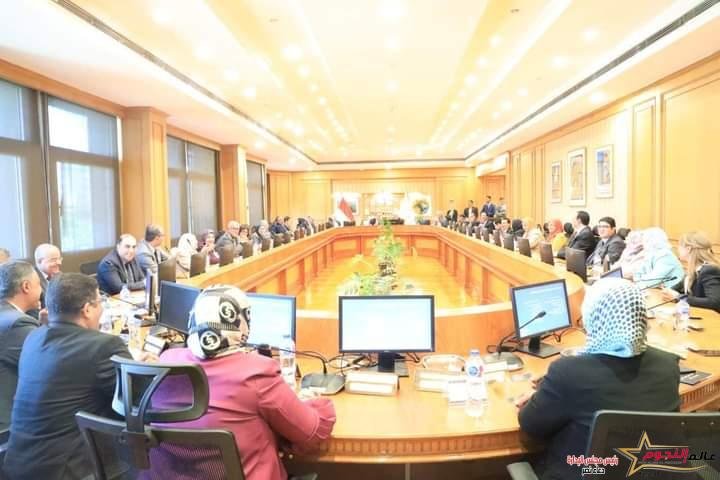 بيان صادر عن وزارة التعليم العالي والبحث العلمي: في اليوم الأول للدراسة بالعام الجامعي 2024/2025 وزير التعليم العالي يجتمع بمجلس جامعة حلوان اجتمع الدكتور أيمن عاشور وزير التعليم العالي والبحث العلمي، اليوم السبت، بمجلس جامعة حلوان، وذلك على هامش زيارته للجامعة للاطمئنان على انتظام سير العملية التعليمية بالجامعة في اليوم الأول للدراسة بالعام الجامعي 2024/2025، بحضور الدكتور السيد قنديل رئيس جامعة حلوان والسادة أعضاء المجلس، ولفيف من قيادات الوزارة. وأكد الدكتور أيمن عاشور أن الوزارة تدعم جهود الجامعات في تطوير البرامج الدراسية، لتساهم في تأهيل الطلاب لتلبية احتياجات سوق العمل المُعاصر والمُستقبلي، بالإضافة إلى عقد شراكات دولية مع كُبرى الجامعات الدولية؛ للارتقاء بجودة الخدمات التعليمية المُقدمة للطلاب، وذلك في إطار تحقيق أهداف الإستراتيجية الوطنية للتعليم العالي والبحث العلمي التي أطلقتها الوزارة في مارس 2023. وأشار الوزير إلى اهتمام الدولة المصرية بدعم جهود تطوير الجامعات الحكومية وتقديم برامج دراسية بينية حديثة تواكب مُتطلبات سوق العمل، مؤكدًا أن الجامعات الحكومية تتمتع بوجود كوادر بشرية قادرة على إحداث تطوير عصري في المنظومة التعليمية. وأوضح الدكتور أيمن عاشور أن وجود تنوع كبير في المؤسسات التعليمية (جامعات حكومية، جامعات خاصة، جامعات أهلية جامعات تكنولوجية، وأفرع للجامعات الدولية، بالإضافة إلى المعاهد) يساهم في وجود تنافسية في تقديم أفضل البرامج الدراسية مما يساهم في تحسين جودة التعليم المُقدم للطلاب، لتأهيل الطلاب لتلبية مُتطلبات سوق العمل. ولفت الوزير إلى استمرار الوزارة في دعم جهود الجامعات لعقد شراكات دولية مع كُبرى الجامعات الدولية المرموقة، وإتاحة برامج دراسية مزدوجة الشهادة، حيث يحصل الطالب على شهادة من الجامعة المصرية وشهادة من الجامعة الأم، مما سيساهم في تقديم برامج تعليمية دولية ويعمل على تشجيع الطلاب الوافدين للدراسة في الجامعات المصرية. وفي كلمته، أكد الدكتور السيد قنديل أن الجامعة تسعى إلى التطوير بشكل مستمر حيث تسعى الجامعة إلى أن تكون من جامعات الجيل الرابع، لافتًا إلى أن الجامعة تسعى إلى تنمية مواردها وتطوير المناهج الدراسية والبحث العلمي والابتكار وخدمة المجتمع والشراكة مع المؤسسات الأكاديمية والبحثية والصناعية المختلفة، وذلك ضمن "التحالفات الإقليمية" التي تتماشى مع تنفيذ أهداف الإستراتيجية الوطنية للتعليم العالي والبحث العلمي. واستعرض رئيس جامعة حلوان عددًا من المشروعات التي تم تنفيذها لتطوير الجامعة خلال الفترة الماضية، ومنها الاستغلال الأمثل لموارد الجامعة والتوسع في البرامج البينية الحديثة وعقد اتفاقيات دولية مع المؤسسات الأكاديمية والبحثية الكُبرى، والاهتمام بالتحول الرقمي وتأهيل البنية التحتية المعلوماتية للجامعة والاهتمام بالارتقاء بتصنيف الجامعة في التصنيفات الدولية، ودعم البحوث التطبيقية التي يكون لها مردود اقتصادي ملموس. وعقب انتهاء الاجتماع، اجاب الدكتور أيمن عاشور على أسئلة واستفسارات السادة الإعلاميين حول استعدادات الجامعات والمعاهد لبدء العام الدراسي الجديد 2024/2025. حضر اجتماع المجلس، الدكتور ماهر مصباح أمين مجلس الجامعات الأهلية، والدكتور عمرو علام الوكيل الدائم لوزارة التعليم العالي والبحث العلمي، والدكتور عادل عبدالغفار المُستشار الإعلامي والمُتحدث الرسمي للوزارة، والدكتور كريم همام مستشار الوزير للأنشطة الطلابية ومدير معهد إعداد القادة، والأستاذ محمد غانم رئيس الإدارة المركزية لشئون مكتب الوزير.