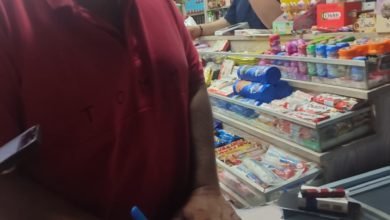 غلق وتغريم ١٤ محل بحي وسط وتحصيل غرامات فورية قدرها ٣٠٠٠٠ جنيه لعدم الالتزام بالمواعيد المقررة