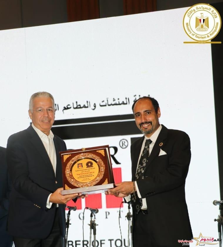 تكريم شريف نصار مدير عام هيلتون جرين بلازا في احتفالية وصول ابطال إفريقيا للطهاة في فرنسا