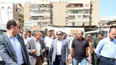 محافظ الشرقية يُفاجئ مواقف سيارات الأجرة العمومية بمدينة الزقازيق لمتابعة إلتزام السائقين بتعريفة الركوب الجديدة