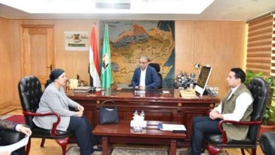 محافظ الفيوم يناقش مع وفد جمعية "المصري الأصيل" إنشاء فصلين جديدين بمدرسة النور للمكفوفين 