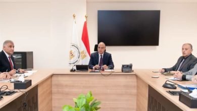 بيان صادر عن وزارة الموارد المائية والري: ** الدكتور سويلم يتابع موقف تحصيل مستحقات الوزارة المالية خلال الفترة الماضية، والرؤية المقترحة للنهوض بمنظومة التحصيل ، وإجراءات تحفيز مندوبي التحصيل الدكتور سويلم : - حريص على متابعة أعمال وحدة التحصيل فى ظل وجود مستحقات للدولة لدى العديد من الجهات والأفراد - التدريب التحويلى لسد العجز في أعداد مسئولي التحصيل بجهات الوزارة المختلفة - أهداف عديدة لزيادة معدلات التحصيل منها زيادة المستفيدين من مكافأة التميز غير الاعتيادى وتحسين منظومة التدريب والمنظومة الصحية والتأمين علي جميع العاملين عقد السيد الأستاذ الدكتور/ هانى سويلم وزير الموارد المائية والرى إجتماعاً مع السيد المهندس/ مدير وحدة متابعة التحصيل بالوزارة والسادة مسئولي الوحدة وأجهزة الشئون المالية والإدارية بالوزارة لمتابعة موقف تحصيل مستحقات الوزارة المالية خلال الفترة الماضية لدى الجهات المختلفة ، والرؤية المقترحة للنهوض بمنظومة التحصيل خلال المرحلة القادمة . وقد تم خلال الإجتماع إستعراض ما تحقق خلال المرحلة الماضية فى منظومة التحصيل ونسب تحصيل المستحقات لدى الجهات المختلفة والإجراءات المقترحة لزيادة هذه النسب. كما تم استعراض اجراءات تحفيز مندوبي التحصيل والقائمين علي متابعه المنظومة التحصيلية وكل من ساهم في النهوض بها طبقا لما تم انجازه وتحصيله خلال الربع الاول من العام المالي الحالي . وأكد الدكتور سويلم على حرصه على متابعة أعمال وحدة تحصيل مستحقات الوزارة خاصة في ظل وجود مستحقات للدولة لدى العديد من الجهات والأفراد ، وهو ما يتطلب القيام باللازم لتحصيل هذه المستحقات بالتنسيق مع هذه الجهات ، مشددا على قيام الادارات المركزية للموارد المائيه والري التى حققت نسب تحصيلية متدنية بإبداء الأسباب وتذليل العقبات والدفع بدماء جديدة حريصة علي بذل مزيد من الجهد وتحقيق نتائج إيجابية أعلى وتذليل اي تحديات تواجه زيادة معدلات التحصيل ، وفى نفس الوقت تحفيز الإدارات التى نجحت فى تحقيق المستهدفات المطلوبة منها ، مع العمل على رفع معدلات التحصيل من خلال التدريب التحويلى لسد العجز في أعداد مسئولي التحصيل بجهات الوزارة المختلفة . وأكد الدكتور سويلم أن هناك أهداف عديدة بشأن زيادة معدلات التحصيل منها توفير الموارد المالية اللازمة لزيادة أعداد المستفيدين من صرف مكافأة التميز الغير اعتيادى للعاملين المتميزين بالوزارة طبقا للمنشور الوزاري رقم ٣ لسنة ٢٠٢٣ والمعدل بالمنشور رقم ٦ لسنة ٢٠٢٣ ، بالتزامن مع تفعيل مواد القانون الخاصة بصندوق رد الشئ لأصله طبقاً لمواد قانون الموارد المائية والرى الجديد . كما أشار سيادته إلى أن زيادة الإيرادات تساهم بقوة في تحسين منظومة التدريب وبناء القدرات وبرامج التدريب والمنظومة الصحية والتأمين علي جميع العاملين بالوزارة.