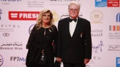 بإطلالة سوداء … حسين فهمي برفقة زوجته على ريد كاربت مهرجان القاهرة السينمائي
