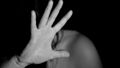 طالبة تقفز من "ميكروباص" وإصابتها بكدمات متفرقة بعد تحرش السائق بها
