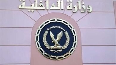 يذكر أن وزارة الداخلية بدأت في تفعيل العقوبات الواردة بقانون المرور تجاه المركبات التي لم يقم أصحابها بتركيب الملصق، أو ذات الملصق التالف، أو المتعمد إخفاؤه، أو التي تم العبث بالملصق الخاص بها وفقد صلاحيته، إذ تشمل العقوبات سحب الترخيص لمدة لا تقل عن شهر ولا تزيد على 3 أشهر والحبس