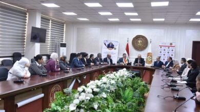 وزير العمل يُسلم عقود عمل لذوي همم للعمل بـ "شركة أسواق تجارية" 