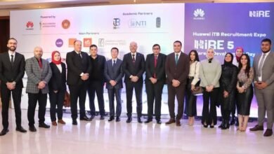 وزير العمل يُسلم عقود عمل..منها لذوي همم..ويُكرم الـ20 شركة الأعلى توظيفًا ..