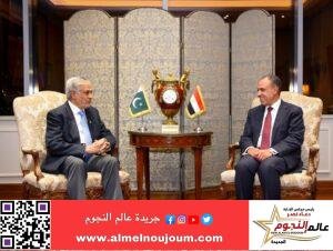 وزير الخارجية والهجرة يلتقي بنائب رئيس وزراء ووزير خارجية باكستان