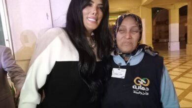 حورية فرغلي في لقطات إنسانية بمهرجان القاهرة السينمائي