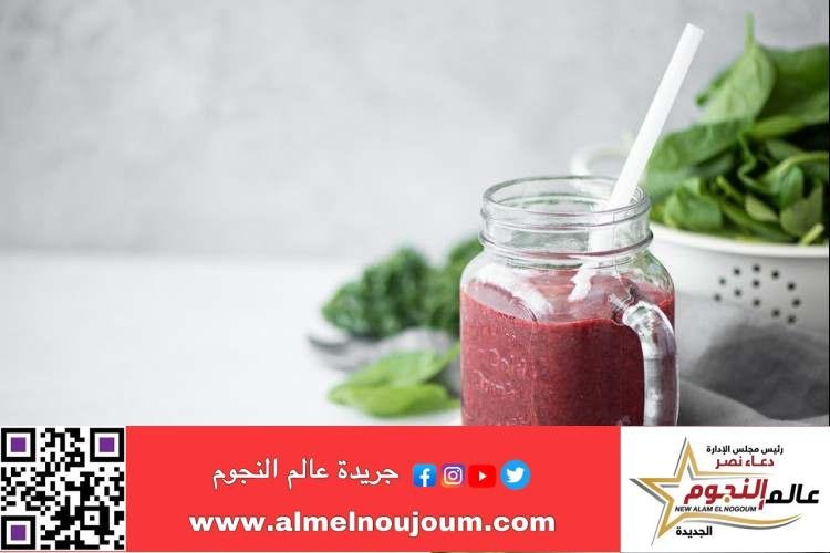 مشروب صحية .. طريقة تحضير سموزي التوت بـ السبانخ من مطبخ عالم النجوم 