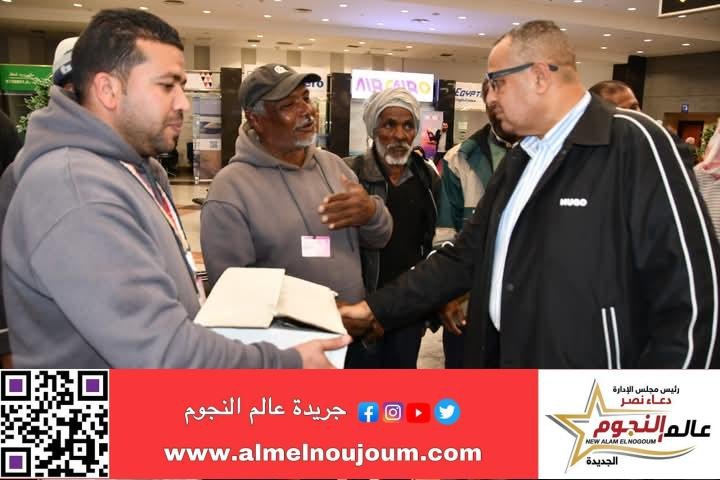 محافظ جنوب سيناء يهدي باقات الزهور لاطقم العمل بمطار شرم الشيخ الدولي 2 محافظ جنوب سيناء يهدي باقات الزهور لاطقم العمل بمطار شرم الشيخ الدولي