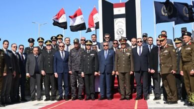 محافظ جنوب سيناء يضع إكليلا من الزهور على نصب شهداء الشرطة بمعسكر قوات الأمن بطور سيناء