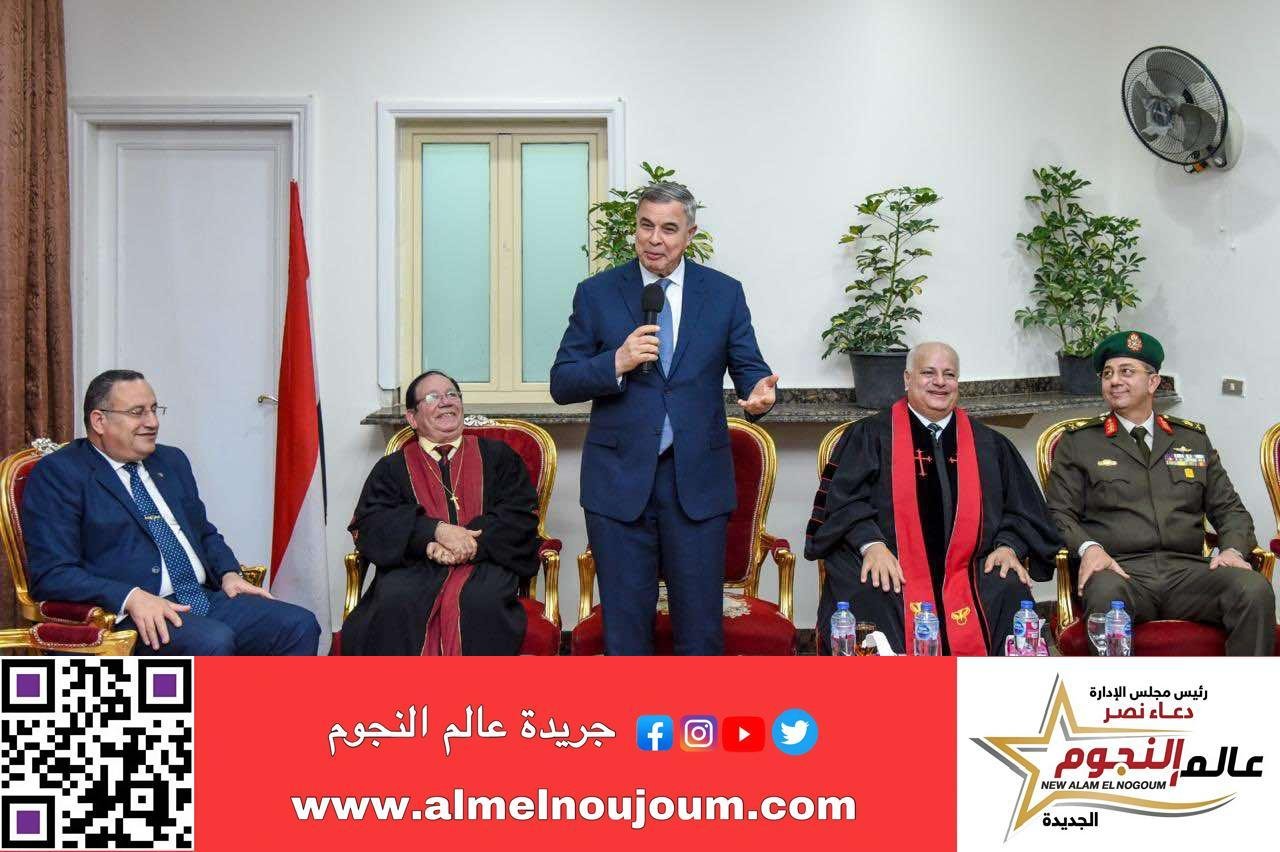 محافظ الإسكندرية يشارك الإخوة الاقباط الأرثوذكس احتفالاتهم بعيد الميلاد المجيد 5 محافظ الإسكندرية يشارك الإخوة الاقباط الأرثوذكس احتفالاتهم بعيد الميلاد المجيد