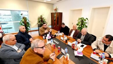 وزير الإسكان يعقد اجتماعا لمتابعة موقف تنفيذ المشروعات بالعلمين الجديدة والساحل الشمالى