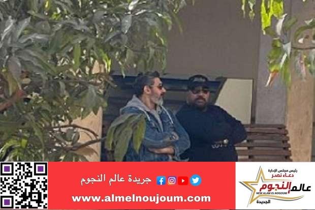 ياسر جلال يلقي نظرة الوداع الأخيرة على جثمان الفنان صالح العويل