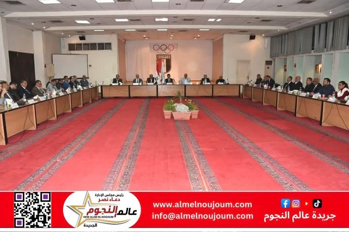 بيان صادر عن وزارة الشباب والرياضة:خلال لقاءه مع رئيس اللجنة الأولمبية ورؤساء الاتحادات الرياضية...

وزير الرياضة يستعرض  مسارات تطوير المنظومة الرياضية حتي اولمبياد 2028

صبحي : توافق الرؤية بين الوزارة واللجنة الأولمبية والاتحادات الرياضية تنفيذا لتوجيهات القيادة السياسية

البدء فى تنفيذ خطط تطوير شاملة فى ضوء حوكمة مالية وإدارية وفنية للحركة الرياضية المصرية

رئيس الأولمبية يشكر وزير الرياضة على الدعم الكامل من الدولة المصرية
إدريس .ركيزة النجاح والانجازات هى التوافق غير المسبوق للأسرة الرياضية

التقي الدكتور أشرف صبحي وزير الشباب والرياضة برئيس مجلس ادارة اللجنة الاولمبية المصرية المهندس ياسر إدريس  وبحضور  رؤساء الاتحادات الرياضية المصرية بعد انتهاء انتخابات جميع الاتحادات الرياضية في دورتها الجديدة.

في بداية حديثه توجه وزير الشباب والرياضة بالتهنئة  لرئيس اللجنة الاولمبية المصرية وحسم بعض رؤساء الاتحادات بعض مناصب عضوية مجلس إدارة اللجنة الأولمبية وذلك بعد غلق باب التقديم والفوز بالتزكية.

 وأشار وزير الرياضة  الي ان  الانتخابات التي تمت مؤخراً للاتحادات الرياضية تعتبر من افضل الانتخابات التي تم عقدها على مدار السنوات الماضية لما شهدته من شفافية وما نجم عنها من تغييرات واسعة بما يصب فى صالح ضبط المنظومة الرياضية خلال الفترة المقبلة

واثني  الدكتور أشرف صبحى علي التعاون القائم والمتواصل بين الوزارة واللجنة الأولمبية المصرية  والذي يشمل متابعة خطط الاتحادات والمنافسات التي يخوضها لاعبوها خلال الفترات القادمة .

وشدد وزير الرياضة على ضرورة البدء فى تنفيذ الخطط الخاصة بالتطوير الشامل للمنظومة الرياضية وفى المقدمة منها  المنتخبات القومية بجميع الألعاب  وتحقيق  مزيد  من الانتصارات للرياضة المصرية لتصبح على قدر التطلعات والطموحات من خلال حصد البطولات والميداليات التى تسعد الجماهير المصرية.

مشيراً الي ان الوزارة تمتلك العديد من المشروعات القومية والتي تصب وتعمل علي  ايجاد عناصر جديدة مؤهلة ونضعهم جميعهم في خدمة  الاتحادات الرياضية في مختلف الألعاب لاختيار افضل العناصر المميزة منها لتمثيل المنتخبات القومية المصرية بجميع الأعمار.

فيما رحب رئيس اللجنة الاولمبية المصرية المهندس ياسر إدريس  بتواجد الدكتور أشرف صبحي وزير الشباب والرياضة اليوم بمقر اللجنة الاولمبية المصرية .

مؤكدا على الدور الإيجابي غير المسبوق لوزارة الشباب والرياضة فى خروج الانتخابات التي شهدتها الاتحادات الرياضية بالشكل المشرف للمنظومة الرياضية ككل.

مشيرا ان هناك تعاون وتنسيق كامل  بين جميع اللجنة الأولمبية و الاتحادات الرياضية مع وزارة الشباب والرياضة لتحقيق من الإنجازات التى تليق بالدعم الكامل الذى تقدمه الدولة المصرية على كافة المستويات.