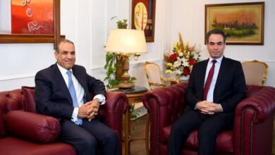 وزير الخارجية والهجرة يلتقي مع رئيس المجلس الأعلى لتنظيم الإعلام ورئيس الهيئة الوطنية للإعلام