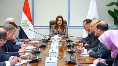 وزيرة التنمية المحلية تعقد اجتماعاً مع عدد من قيادات الوزارة لمتابعة ملفات العمل المختلفة