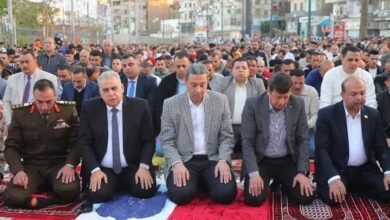 محافظ دمياط يُؤدى صلاة عيد الفطر المبارك بساحة ميدان الساعة بمدينة دمياط