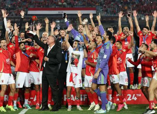 رسميا … الاهلي يتسلم " 2.5 مليون دولار" مكافأة الحصول على لقب كأس القارات الثلاث