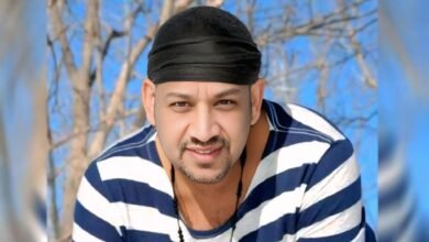 عصام كاريكا يقضي 3 أيام في الإسكندرية.. ويمازح جمهوره: “حد عايز حاجة من هنا”