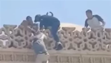 شاب يهدد بإلقاء نفسه من أعلى الجامع الأزهر.. والأهالي يتدخلون في اللحظة الأخيرة