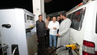 محافظ أسيوط يواصل جولاته الميدانية لمتابعة مواقف السرفيس ومحطات الوقود