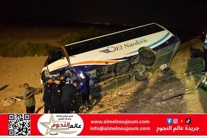 محافظ أسيوط يتفقد موقع حادث تصادم أتوبيس وسيارتين ملاكي بطريق عرب العوامر بأبنوب
