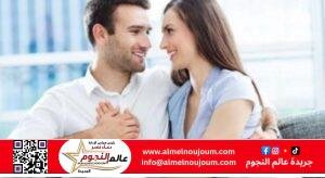 دعم الزوج لزوجته: شراكة تبني أسرة ومجتمعًا أقوىكتبت / مايسة عبد الحميد في زمن تتسارع فيه وتيرة الحياة وتتعدد فيه التحديات اليومية، تبرز أهمية العلاقة الزوجية الصحية والمتوازنة، التي تقوم على أسس من الدعم، والتقدير، والمشاركة الحقيقية. ولعلّ من أبرز مظاهر هذه العلاقة السليمة هو دعم الزوج لزوجته وتشجيعه الدائم لها، سواء في دورها كأم أو في طموحاتها الشخصية والمهنية، وهو ما يعكس وعيًا راقيًا بقيمة الشراكة الحقيقية داخل الأسرة. الزوجة، التي تبذل جهدًا كبيرًا في تربية الأبناء، ورعاية الأسرة، والعمل أحيانًا خارج المنزل، تحتاج دومًا إلى كلمة تقدير، ونظرة احترام، وسند حقيقي من زوجها. فالتقدير ليس مجرد مجاملة، بل هو طاقة نفسية تدفعها للاستمرار والعطاء. وعندما يشعر الأبناء أن والدهم يقدر والدتهم، فإن ذلك يغرس فيهم قيم الاحترام والتعاون، ويؤسس لبيئة أسرية صحية يشعر فيها كل فرد بأهميته ودوره. تشجيع الزوج لزوجته لا يقتصر فقط على الكلمات، بل يمتد ليشمل الأفعال. حين يشاركها مسؤوليات الأبناء، أو يفتخر بإنجازاتها أمام الآخرين، أو يدفعها لتحقيق طموحاتها، فإنه يبعث برسالة قوية إلى المجتمع مفادها أن المرأة ليست وحدها في معركة الحياة، بل لها شريك يؤمن بها ويقف إلى جانبها. ورفع شأن الزوجة أمام المجتمع هو جزء من هذا الدعم الراقي. عندما يتحدث الزوج عنها بإعجاب وفخر في محيط عمله، أو أمام أصدقائه وأقاربه، فهو لا يكرمها فقط، بل يكرم نفسه أيضًا، ويعيد الاعتبار لصورة الأسرة كنواة تقوم على الاحترام المتبادل والتعاون الحقيقي. في النهاية، إن دعم الزوج لزوجته ليس تفضلاً، بل هو واجب إنساني وأخلاقي، يعود بالنفع على الأسرة بأكملها، ويساهم في بناء مجتمع أكثر تماسكًا وعدالة. فكما يُقال: "وراء كل رجل عظيم امرأة"، نؤمن أيضًا بأن "وراء كل امرأة عظيمة رجل يقدّرها".