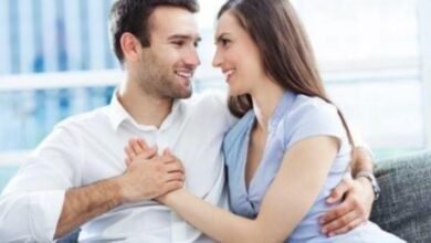 دعم الزوج لزوجته: شراكة تبني أسرة ومجتمعًا أقوى كتبت / مايسة عبد الحميد في زمن تتسارع فيه وتيرة الحياة وتتعدد فيه التحديات اليومية، تبرز أهمية العلاقة الزوجية الصحية والمتوازنة، التي تقوم على أسس من الدعم، والتقدير، والمشاركة الحقيقية. ولعلّ من أبرز مظاهر هذه العلاقة السليمة هو دعم الزوج لزوجته وتشجيعه الدائم لها، سواء في دورها كأم أو في طموحاتها الشخصية والمهنية، وهو ما يعكس وعيًا راقيًا بقيمة الشراكة الحقيقية داخل الأسرة. الزوجة، التي تبذل جهدًا كبيرًا في تربية الأبناء، ورعاية الأسرة، والعمل أحيانًا خارج المنزل، تحتاج دومًا إلى كلمة تقدير، ونظرة احترام، وسند حقيقي من زوجها. فالتقدير ليس مجرد مجاملة، بل هو طاقة نفسية تدفعها للاستمرار والعطاء. وعندما يشعر الأبناء أن والدهم يقدر والدتهم، فإن ذلك يغرس فيهم قيم الاحترام والتعاون، ويؤسس لبيئة أسرية صحية يشعر فيها كل فرد بأهميته ودوره. تشجيع الزوج لزوجته لا يقتصر فقط على الكلمات، بل يمتد ليشمل الأفعال. حين يشاركها مسؤوليات الأبناء، أو يفتخر بإنجازاتها أمام الآخرين، أو يدفعها لتحقيق طموحاتها، فإنه يبعث برسالة قوية إلى المجتمع مفادها أن المرأة ليست وحدها في معركة الحياة، بل لها شريك يؤمن بها ويقف إلى جانبها. ورفع شأن الزوجة أمام المجتمع هو جزء من هذا الدعم الراقي. عندما يتحدث الزوج عنها بإعجاب وفخر في محيط عمله، أو أمام أصدقائه وأقاربه، فهو لا يكرمها فقط، بل يكرم نفسه أيضًا، ويعيد الاعتبار لصورة الأسرة كنواة تقوم على الاحترام المتبادل والتعاون الحقيقي. في النهاية، إن دعم الزوج لزوجته ليس تفضلاً، بل هو واجب إنساني وأخلاقي، يعود بالنفع على الأسرة بأكملها، ويساهم في بناء مجتمع أكثر تماسكًا وعدالة. فكما يُقال: "وراء كل رجل عظيم امرأة"، نؤمن أيضًا بأن "وراء كل امرأة عظيمة رجل يقدّرها".