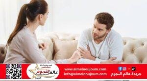 دعم الزوج لزوجته: شراكة تبني أسرة ومجتمعًا أقوىكتبت / مايسة عبد الحميد في زمن تتسارع فيه وتيرة الحياة وتتعدد فيه التحديات اليومية، تبرز أهمية العلاقة الزوجية الصحية والمتوازنة، التي تقوم على أسس من الدعم، والتقدير، والمشاركة الحقيقية. ولعلّ من أبرز مظاهر هذه العلاقة السليمة هو دعم الزوج لزوجته وتشجيعه الدائم لها، سواء في دورها كأم أو في طموحاتها الشخصية والمهنية، وهو ما يعكس وعيًا راقيًا بقيمة الشراكة الحقيقية داخل الأسرة. الزوجة، التي تبذل جهدًا كبيرًا في تربية الأبناء، ورعاية الأسرة، والعمل أحيانًا خارج المنزل، تحتاج دومًا إلى كلمة تقدير، ونظرة احترام، وسند حقيقي من زوجها. فالتقدير ليس مجرد مجاملة، بل هو طاقة نفسية تدفعها للاستمرار والعطاء. وعندما يشعر الأبناء أن والدهم يقدر والدتهم، فإن ذلك يغرس فيهم قيم الاحترام والتعاون، ويؤسس لبيئة أسرية صحية يشعر فيها كل فرد بأهميته ودوره. تشجيع الزوج لزوجته لا يقتصر فقط على الكلمات، بل يمتد ليشمل الأفعال. حين يشاركها مسؤوليات الأبناء، أو يفتخر بإنجازاتها أمام الآخرين، أو يدفعها لتحقيق طموحاتها، فإنه يبعث برسالة قوية إلى المجتمع مفادها أن المرأة ليست وحدها في معركة الحياة، بل لها شريك يؤمن بها ويقف إلى جانبها. ورفع شأن الزوجة أمام المجتمع هو جزء من هذا الدعم الراقي. عندما يتحدث الزوج عنها بإعجاب وفخر في محيط عمله، أو أمام أصدقائه وأقاربه، فهو لا يكرمها فقط، بل يكرم نفسه أيضًا، ويعيد الاعتبار لصورة الأسرة كنواة تقوم على الاحترام المتبادل والتعاون الحقيقي. في النهاية، إن دعم الزوج لزوجته ليس تفضلاً، بل هو واجب إنساني وأخلاقي، يعود بالنفع على الأسرة بأكملها، ويساهم في بناء مجتمع أكثر تماسكًا وعدالة. فكما يُقال: "وراء كل رجل عظيم امرأة"، نؤمن أيضًا بأن "وراء كل امرأة عظيمة رجل يقدّرها".