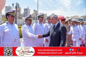 محافظ الإسكندرية يضع إكليل الزهور على النصب التذكاري لشهداء الوطن في ذكرى تحرير سيناء
