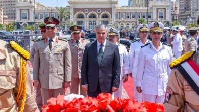 محافظ الإسكندرية يضع إكليل الزهور على النصب التذكاري لشهداء الوطن في ذكرى تحرير سيناء