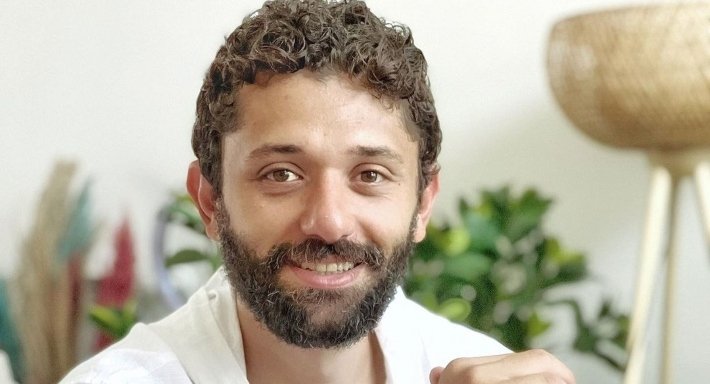 طرح البوستر الرسمي لمسلسل "مملكة الحرير" بطولة كريم محمود عبد العزيز