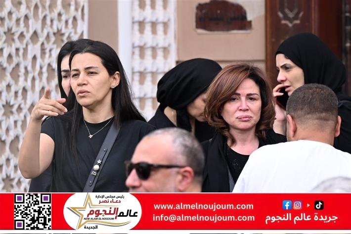  منة شلبي وهام شاهين ومدحتإلالعدل يوسون كارول سماحة في جنازة زوجها وليد 