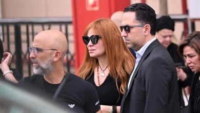  منة شلبي وإلهام شاهين ومدحت العدل يواسون كارول سماحة في جنازة زوجها وليد 
