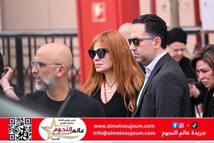  منة شلبي وإلهام شاهين ومدحت العدل يواسون كارول سماحة في جنازة زوجها وليد 