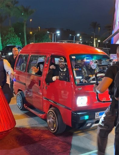 تامر حسني وباسم سمرة يصلون العرض الخاص لفيلم "ريستارت" بعربية ميكروباص