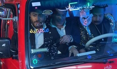 تامر حسني وباسم سمرة يصلون العرض الخاص لفيلم "ريستارت" بعربية ميكروباص
