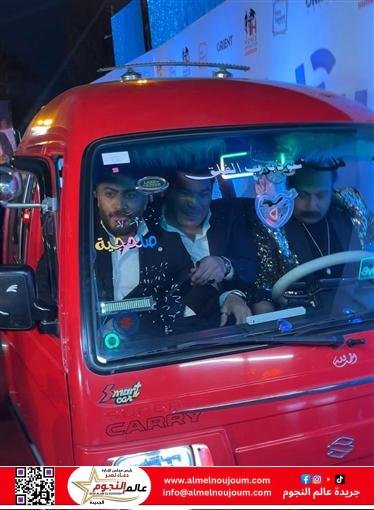 تامر حسني وباسم سمرة يصلون العرض الخاص لفيلم "ريستارت" بعربية ميكروباص