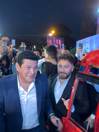 تامر حسني وباسم سمرة يصلون العرض الخاص لفيلم "ريستارت" بعربية ميكروباص